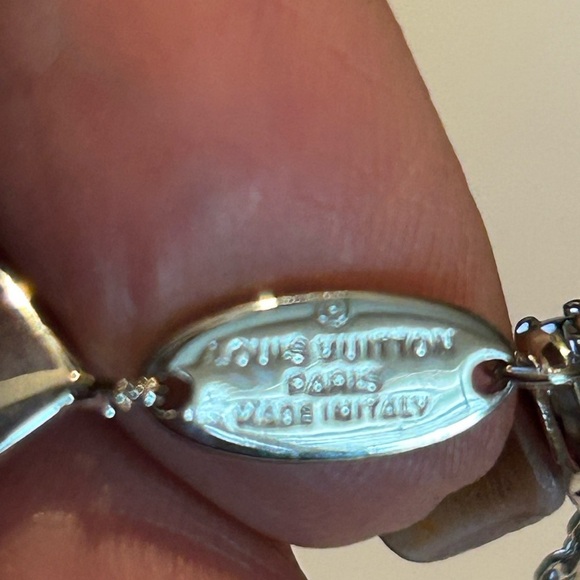 Louis Vuitton Bracelet with Silver and Pearl charms - Picture 3 of 5